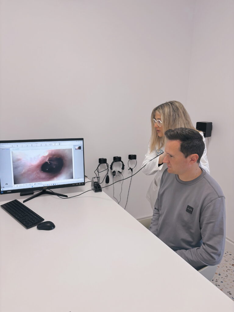 Profesional de Óptica Audio Avenida realizando un examen auditivo completo en La Solana, Ciudad Real.