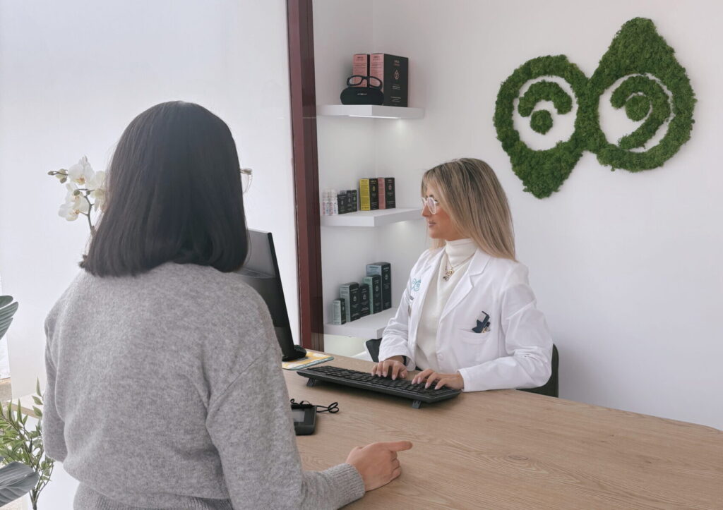 Profesional de Óptica Audio Avenida ofreciendo asesoramiento personalizado en visión y audiología a un cliente en La Solana, Ciudad Real.