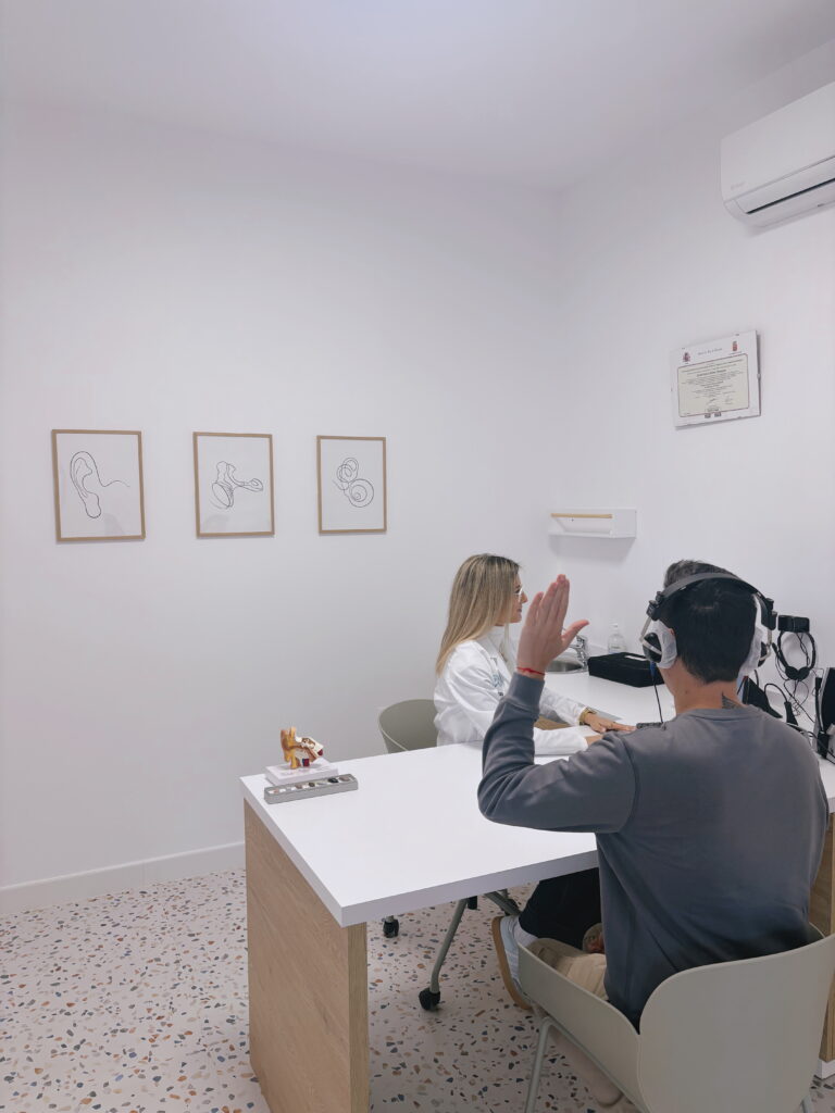 Profesional de Óptica Audio Avenida asesorando a un cliente sobre soluciones auditivas en La Solana, Ciudad Real.