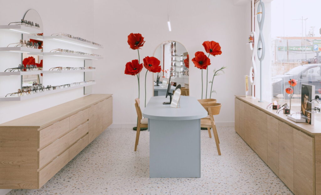 Expositor de gafas y zona de prueba con espejo en Óptica Audio Avenida, La Solana.