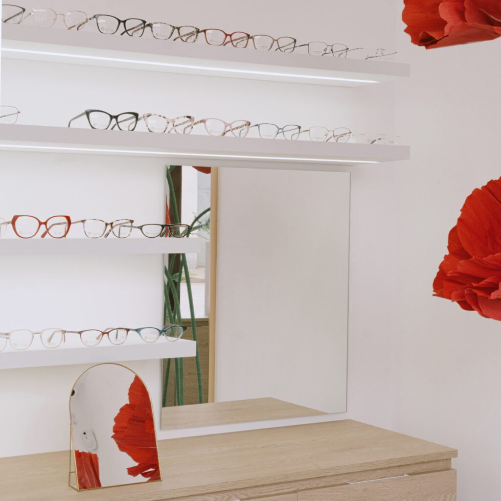 Zona de prueba de gafas con espejo en Óptica Audio Avenida, La Solana.