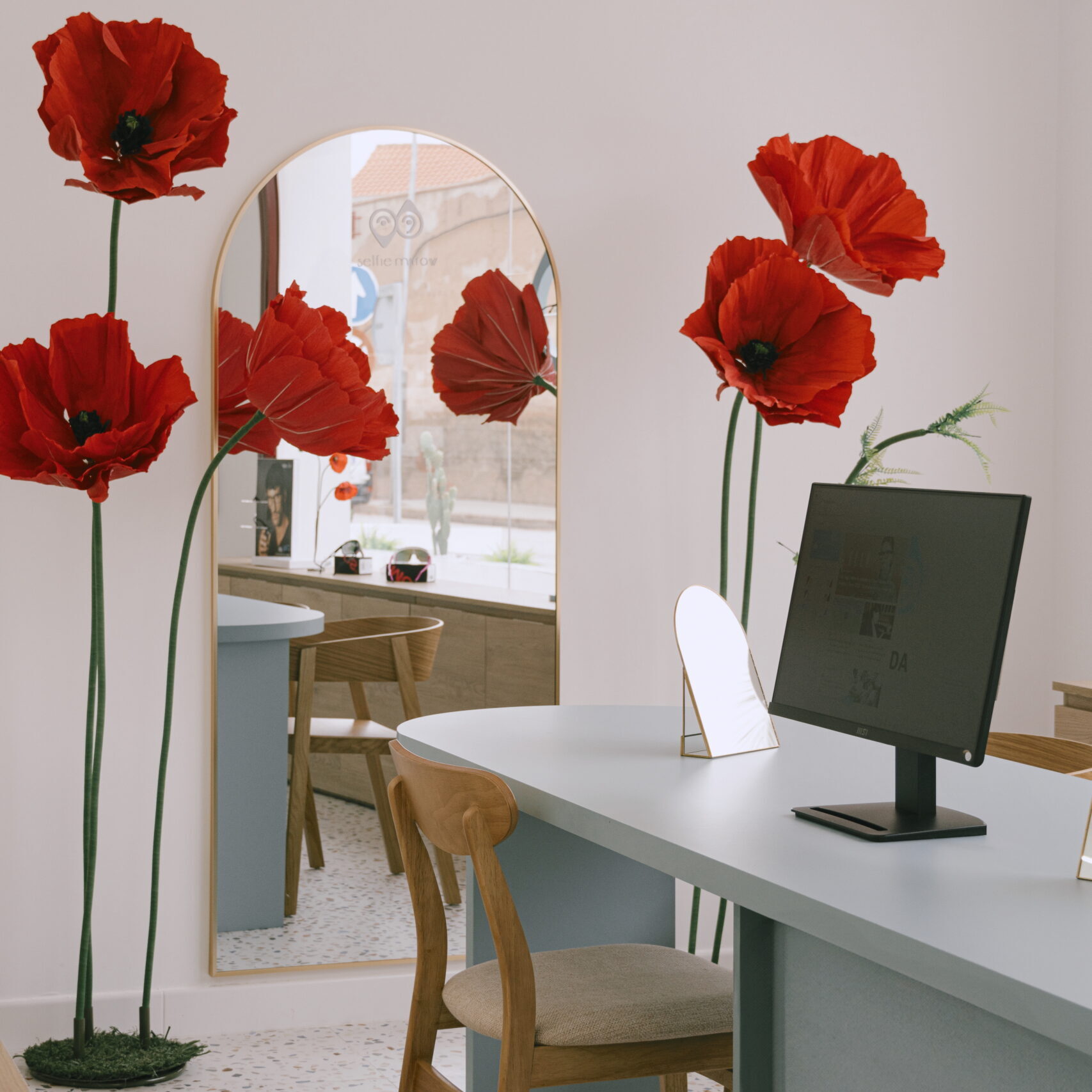 Zona de prueba de gafas con espejo en Óptica Audio Avenida, La Solana.