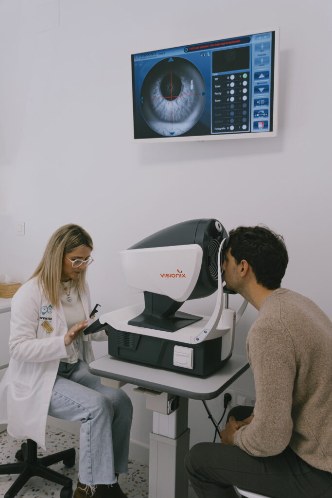 Realización de una topografía corneal en Óptica Audio Avenida, La Solana.