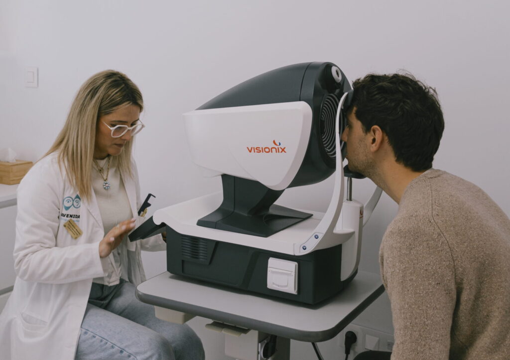 Realización de una topografía corneal en Óptica Audio Avenida, La Solana.
