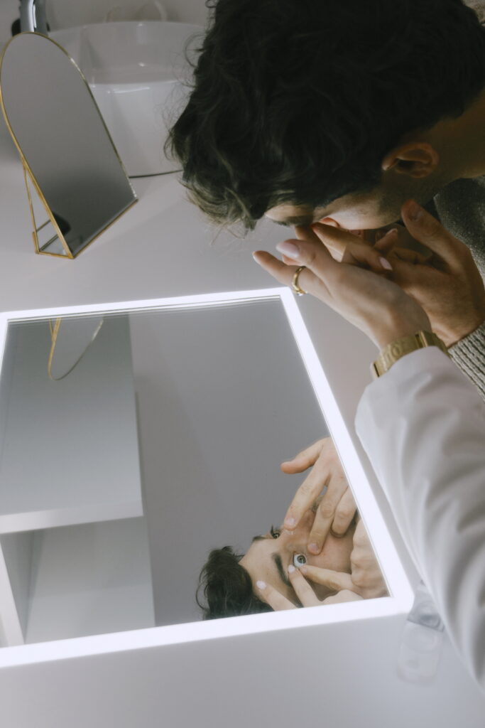 Óptico enseñando a un cliente cómo ponerse lentes de contacto en Óptica Audio Avenida, La Solana.