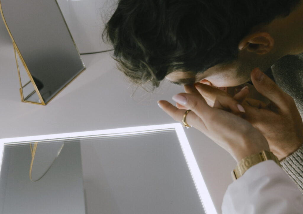 Óptico enseñando a un cliente cómo ponerse lentes de contacto en Óptica Audio Avenida, La Solana.