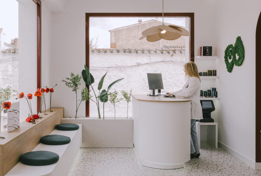 María, dueña de Óptica Audio Avenida, atendiendo en la recepción.