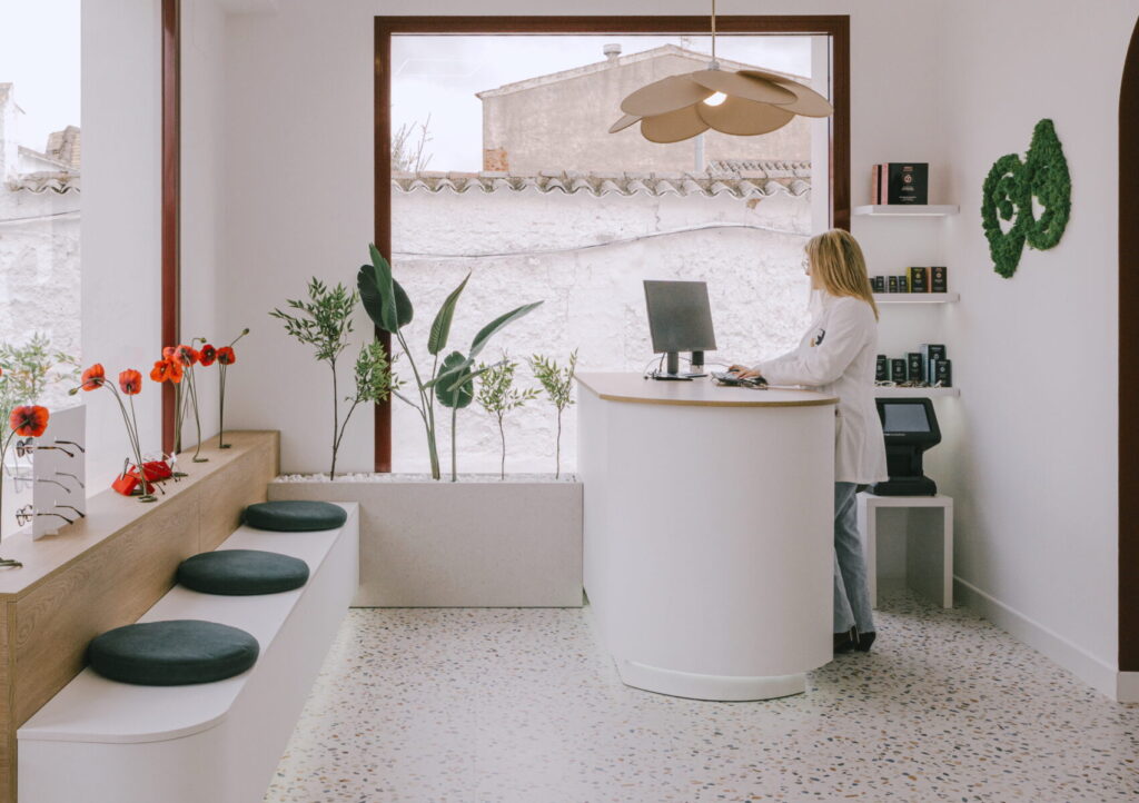 María, dueña de Óptica Audio Avenida, atendiendo en la recepción.