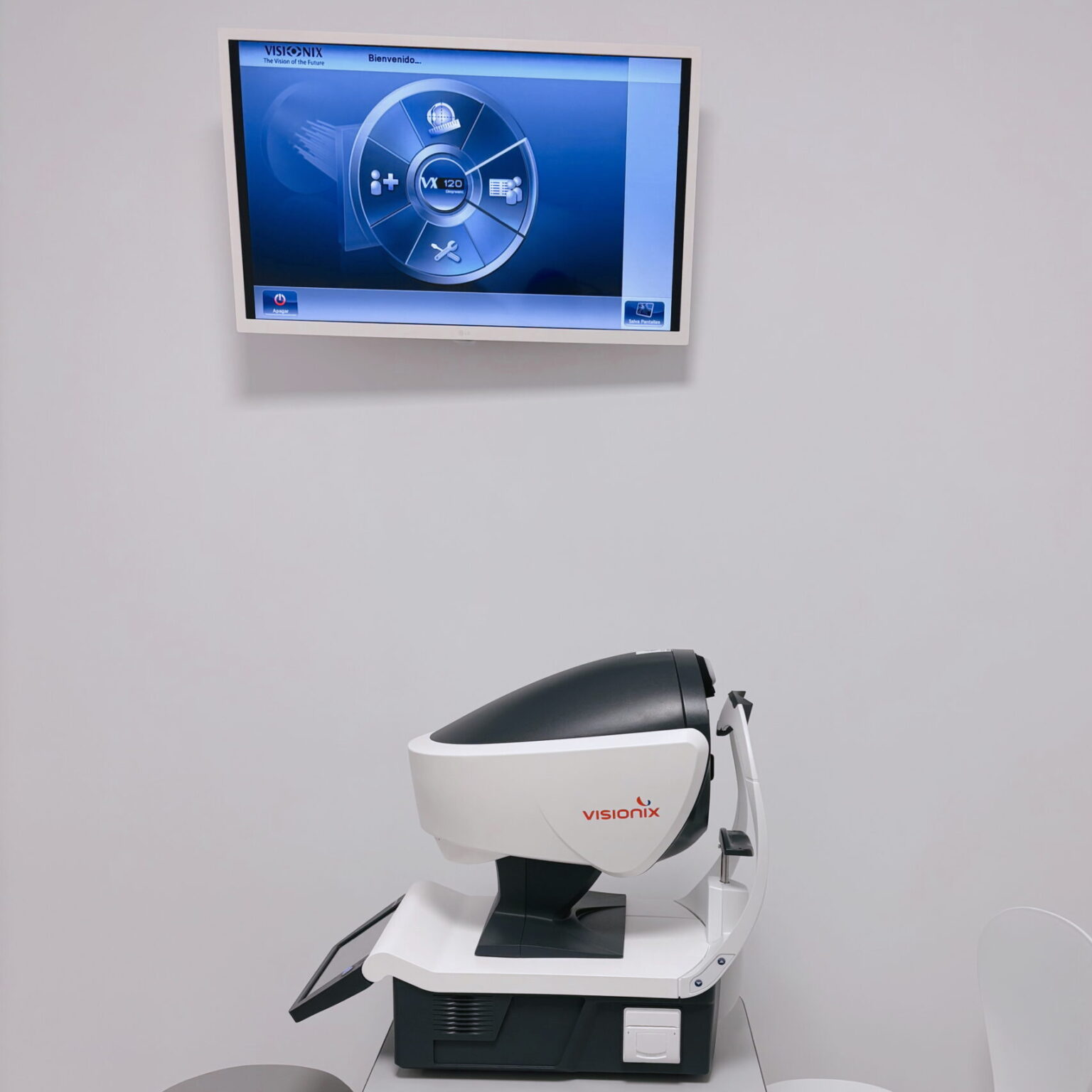 Medición de tensión intraocular en Óptica Audio Avenida, La Solana.