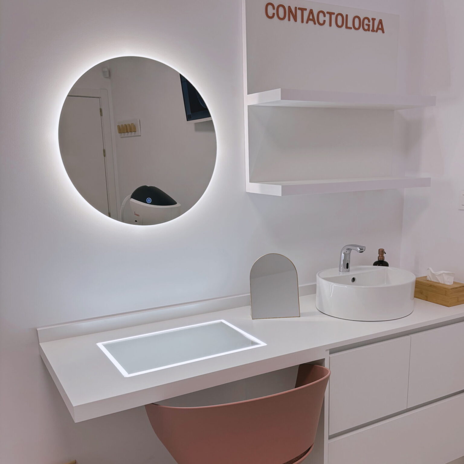 Sala de contactología en Óptica Audio Avenida, La Solana.