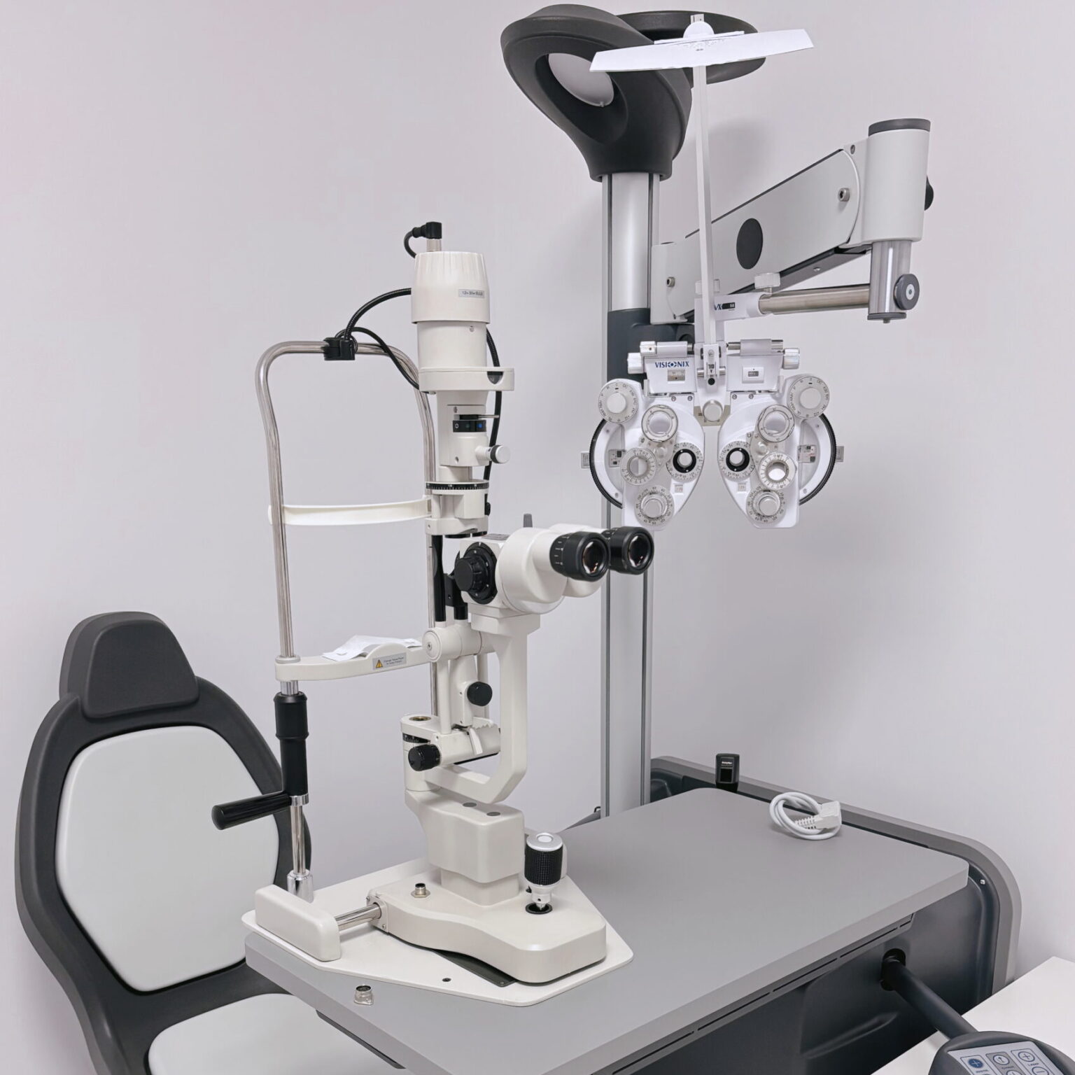 Maquinaria para control de miopía y lentes Orto-K en Óptica Audio Avenida, La Solana.