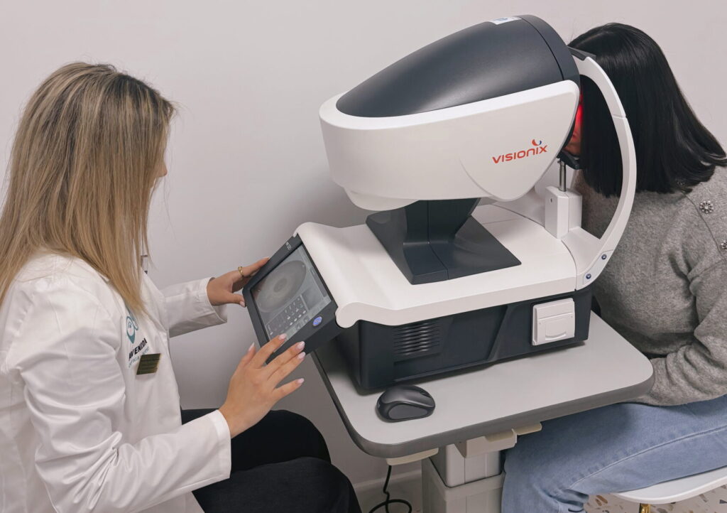 Medición de tensión intraocular en Óptica Audio Avenida, La Solana.