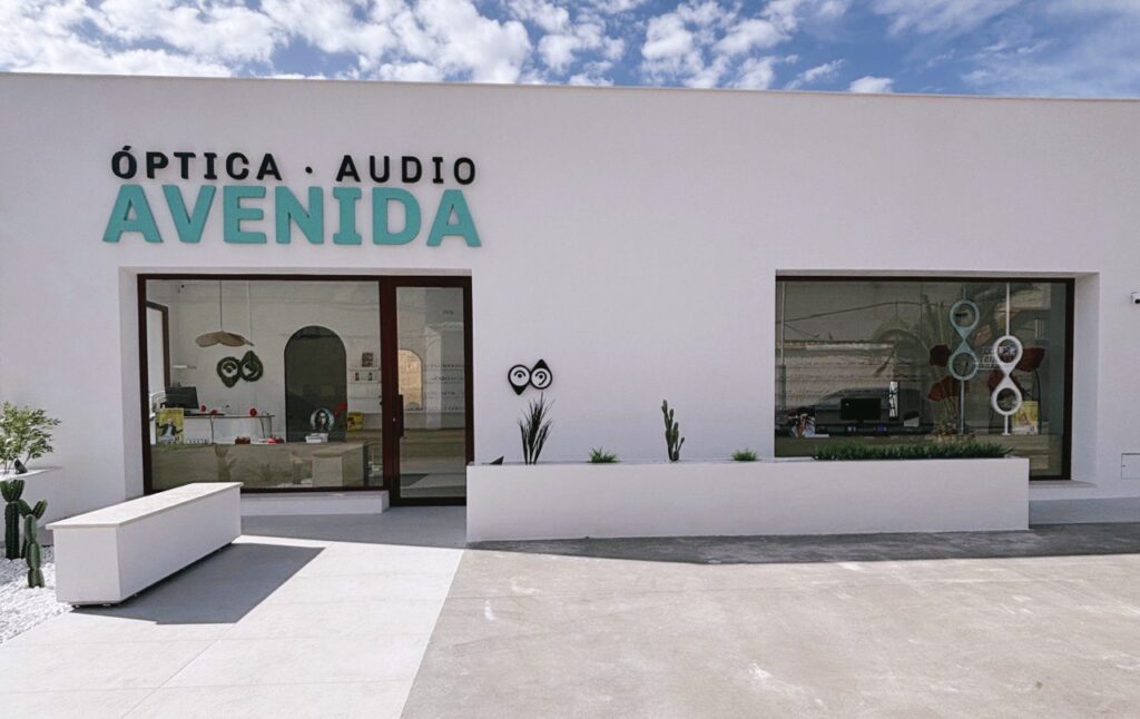 Fachada de Óptica Audio Avenida en La Solana, Ciudad Real.
